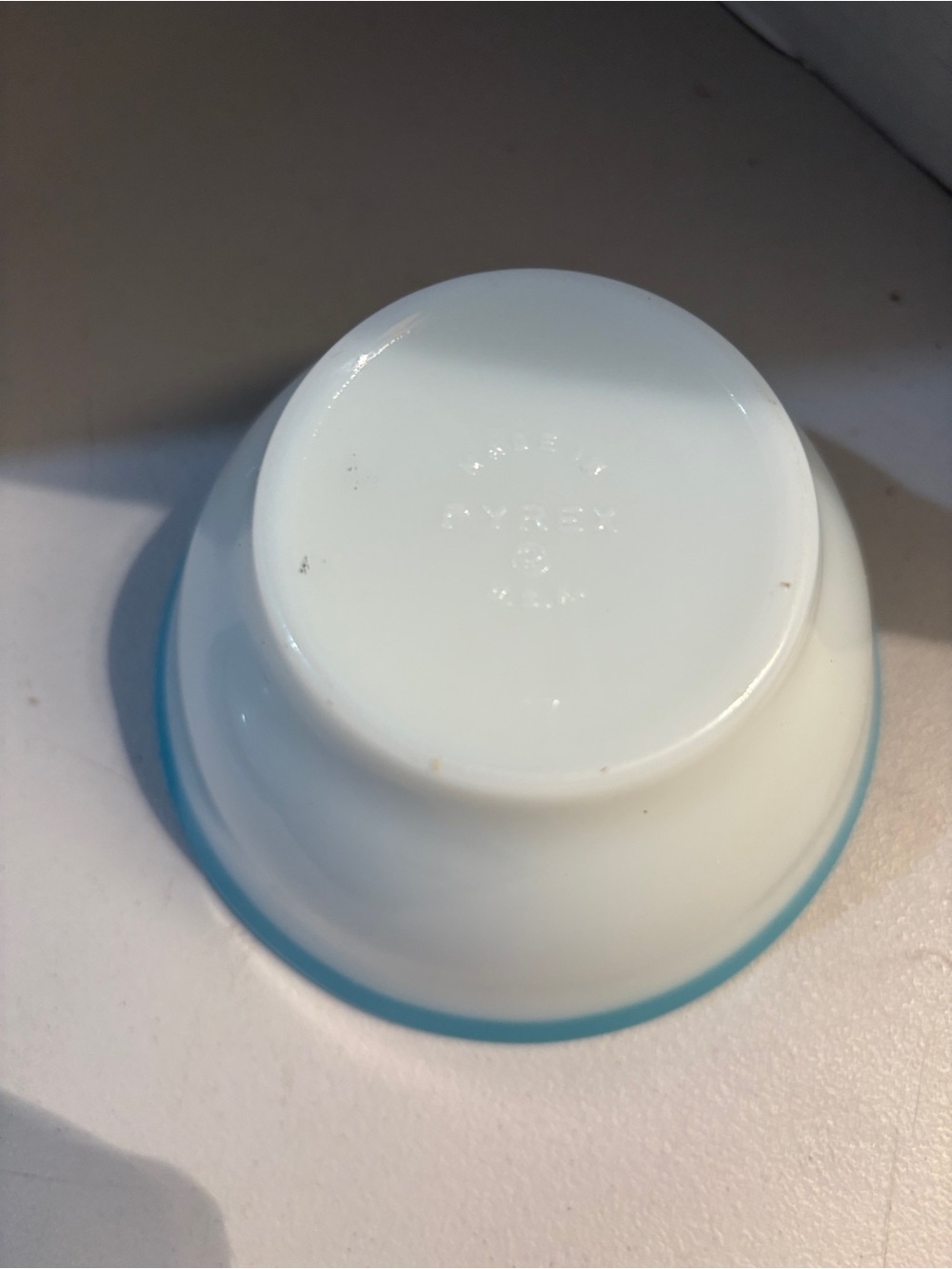1950s Pyrex sugar bowl milk glass with turquoise trim - Picture 6 of 8